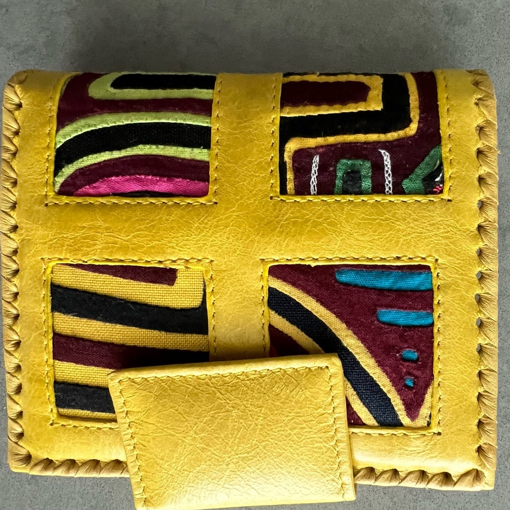 Women’s pure leather wallet with Mola.Perfect for personal use or a gift.Unique.